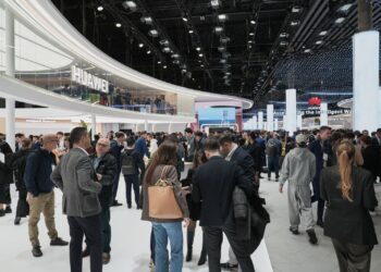 هواوي تُقدّم أول هاتف تجاري قابل للطي الثلاثي في العالم خلال MWC 2025