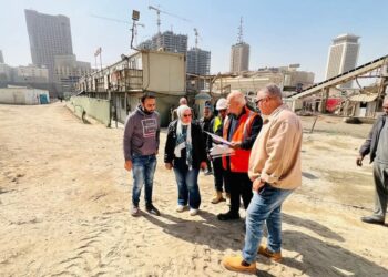 وزير الإسكان يتابع سير العمل بمشروع تطوير منطقة مثلث ماسبيرو   تابع المهندس شريف الشربيني، وزير الإسكان والمرافق والمجتمعات العمرانية، من خلال نتائج وتقارير جولات تفقدية، سير العمل بمشروع تطوير منطقة مثلث ماسبيرو بمحافظة القاهرة، والتي تضم أبراجاً متنوعة بين إدارية وإسكان بديل وأنشطة تجارية وفندقية “تم وجارٍ تنفيذها”. وأكد المهندس شريف الشربيني، أنه تنفيذاً لتوجيهات القيادة السياسية، وبالتعاون مع محافظة القاهرة، وصندوق التنمية الحضرية، تولت وزارة الإسكان تطوير المناطق غير الآمنة بمحافظة القاهرة، ومنها مشروع تطوير “منطقة مثلث ماسبيرو”، إضافة إلى تنفيذ مشروعات إعادة إحياء القاهرة الخديوية (تم وجارٍ تنفيذها)، وذلك فى إطار خطة الدولة لإحياء القاهرة التاريخية، وتمكينها من أداء دورها التاريخي والثقافي والحضاري.  وشدد وزير الإسكان، على تكثيف عدد العمالة بمشروع تطوير منطقة مثلث ماسبيرو، ومواصلة إجراء التنسيقات اللازمة، والعمل بنظام ورديات لسرعة إنهاء الأعمال الموجودة بالموقع طبقاً للبرنامج الزمني المتفق عليه، مؤكداً ضرورة إنجاز الأعمال لتحقيق الهدف الرئيسي من مشروعات تطوير عددٍ من المناطق بمحافظة القاهرة. وفي هذا الإطار، قامت المهندسة منى عبدالسلام، رئيس جهاز تطوير منطقة مثلث ماسبيرو، ومسئولو الجهاز، بجولات ميدانية لمتابعة سير العمل بمشروعات الأبراج الجاري تنفيذها بمنطقة مثلث ماسبيرو، وتكثيف العمل بجميع القطاعات لسرعة الانتهاء من الأعمال طبقاً للمعايير المطلوبة. وخلال الجولة، شددت رئيس الجهاز على ضرورة تنفيذ تعليمات المهندس شريف الشربيني، وزير الإسكان والمرافق والمجتمعات العمرانية، بسرعة إنهاء الأعمال الموجودة بالموقع طبقاً للبرنامج الزمني المتفق عليه، كما توجهت بالتهنئة لجميع العمال بمناسبة حلول شهر رمضان المبارك، وأثنت على الجهد المبذول من جانب فريق العمل.  جدير بالذكر أن مشروع تطوير منطقة مثلث ماسبيرو، يشمل مشروع الأبراج بمنطقة ماسبيرو، ويتكون من دور بدروم (جراج سفلى) بمسطح 19220 م2، سعة 353 سيارة، ودور أرضي (تجاري) بمسطح 16970 م2، ودور أول (جراج علوى) بمسطح 15800 م2، سعة 280 سيارة، وبرجين للسكن البديل بهما 936 وحدة وتم تسكين المستحقين، وبرج ثالث بارتفاع 23 دورا بإجمالي 134 وحدة، وبرج رابع (برج إدارى) يتكون من بدروم + دور أرضى تجارى، و15 دورا متكررا.  وجار أيضاً تنفيذ مشروع أبراج النيل ماسبيرو، ويحتوي على 3 أبراج سكنية، بارتفاع 30 دورا، بها وحدات سكنية بمساحات مختلفة، وترتكز الأبراج السكنية على قاعدة من دور أرضي وأول وثان، تحتوي على أنشطة تجارية وإدارية وترفيهية، بجانب 3 أدوار بدروم، تحتوي على أماكن انتظار السيارات وخدمات عامة للمباني، ومحطة كهرباء تخدم منطقة ماسبيرو، كما أنه يتم تنفيذ مشروع أبراج ماسبيرو، ويتكون من برجين (برج فندقى وسكنى – برج إدارى)، وبدروم، ويُقام على مساحة 8419