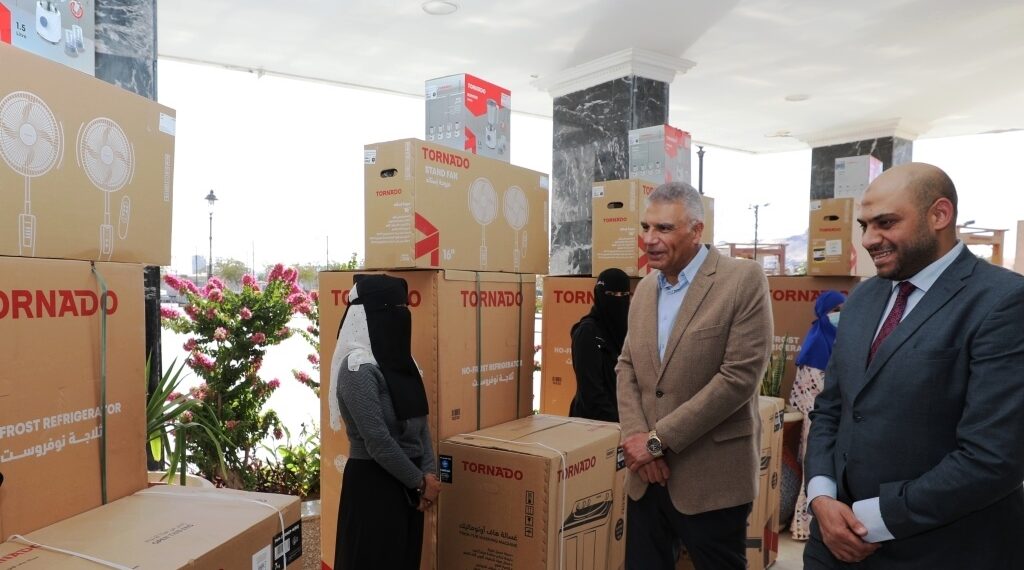 محافظ أسوان يسلم 40 جهاز عروسة لـ 10 فتيات دعما من العربى لتنمية المجتمع