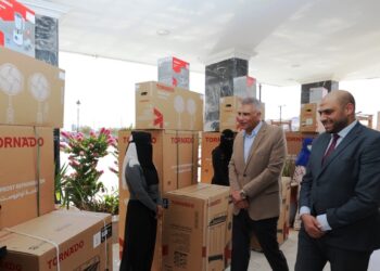 محافظ أسوان يسلم 40 جهاز عروسة لـ 10 فتيات دعما من العربى لتنمية المجتمع