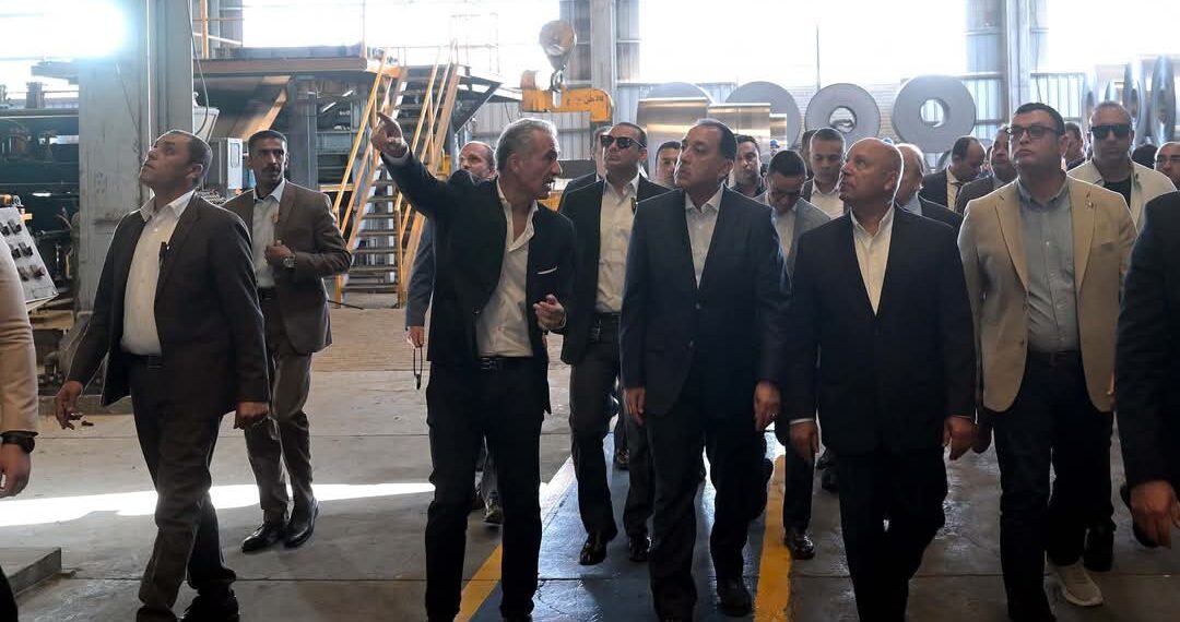رئيس الوزراء يستهل جولته بالعاشر من رمضان بتفقد مصنع قنديل للصلب