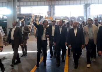 رئيس الوزراء يستهل جولته بالعاشر من رمضان بتفقد مصنع قنديل للصلب