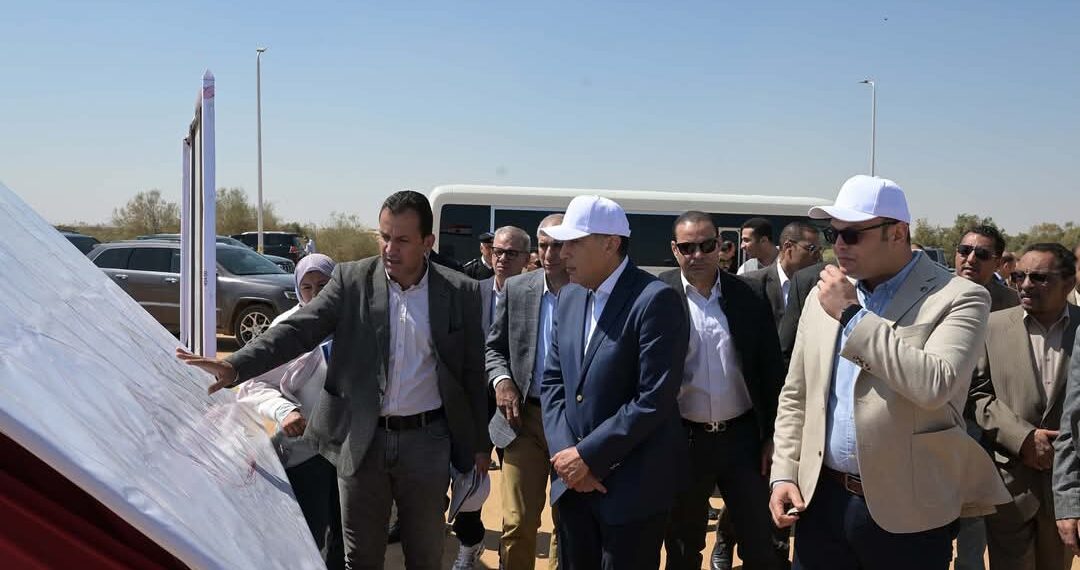 رئيس الوزراء يتفقد أعمال إنشاء محطة الصرف الصحي الصناعي بالعاشر من رمضان