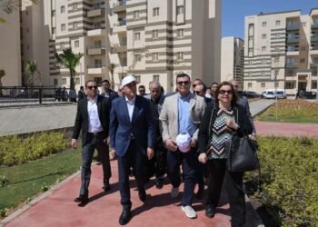 رئيس الوزراء يسلم عقود وحدات سكنية ضمن المبادرة الرئاسية سكن لكل المصريين