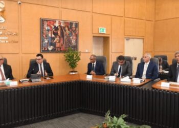 وزير الإسكان ورئيس العربية للتصنيع يستعرضان الموقف التنفيذي لمشروعات حياة كريمة