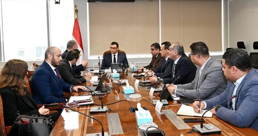 وزير الإسكان يستعرض مقترحًا للمخطط الاستراتيجي لتنمية غرب رأس الحكمة