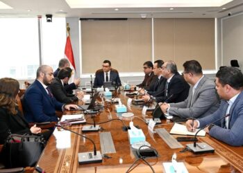 وزير الإسكان يستعرض مقترحًا للمخطط الاستراتيجي لتنمية غرب رأس الحكمة