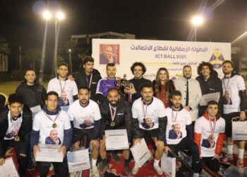 وزير الاتصالات يُتوّج فريق الشركة المصرية للاتصالات بكأس بطولة ICTBALL 2025