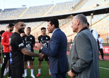 وزير الشباب والرياضة يهنئ المنتخب الوطني بالفوز على إثيوبيا