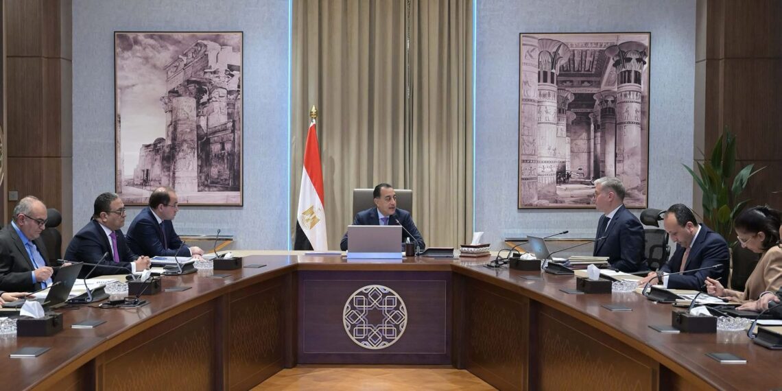 ” الوزراء “يتابع ملفات العمل المشتركة بين “المالية”و”البترول”