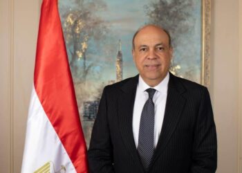 وزير الطيران المدني يشيد بكفاءة وتميز طياري مصر للطيران