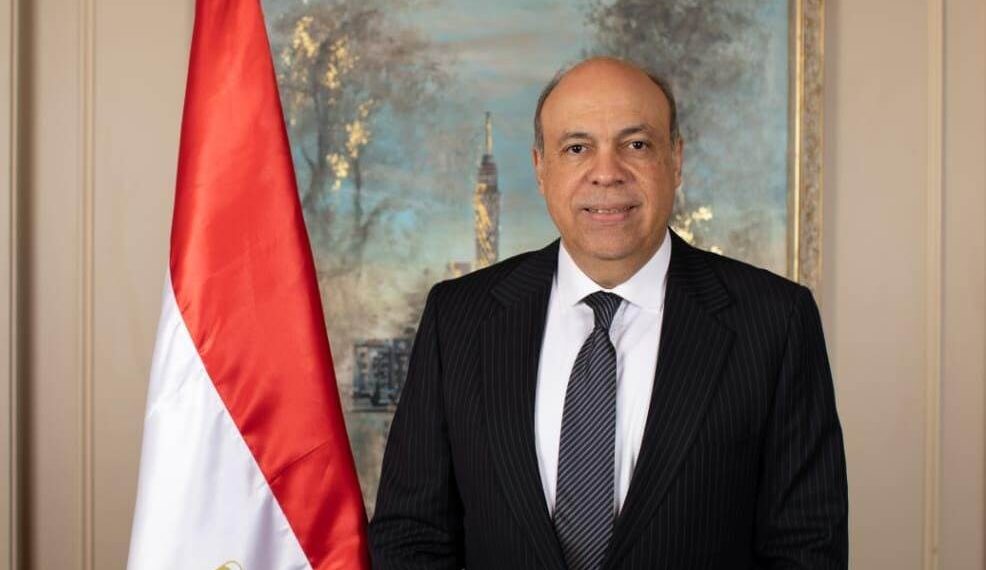 وزير الطيران المدني يشيد بكفاءة وتميز طياري مصر للطيران