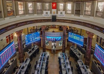 بورصة مصر تقرر إيقاف التداول على أسهم 3 شركات.. من بينها المصرية للاتصالات
