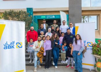 موظفو «الأهلي الكويتي مصر» وأسرهم يتطوعون لتعبئة وتغليف كراتين رمضان