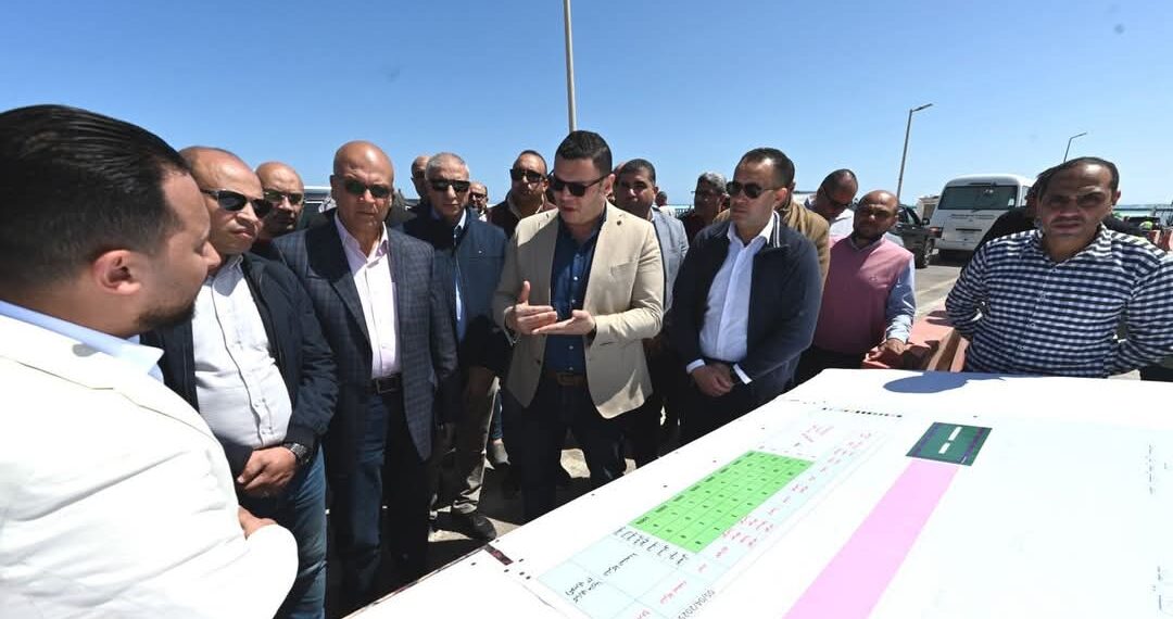 وزير الإسكان يتفقد مشروعات رفع كفاءة الكباري والمسطحات الخضراء بمارينا