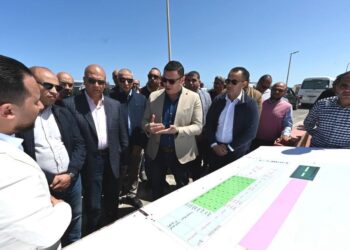 وزير الإسكان يتفقد مشروعات رفع كفاءة الكباري والمسطحات الخضراء بمارينا