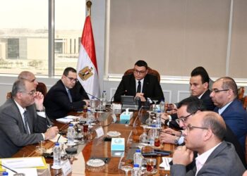 وزير الإسكان يجتمع مع مسئولي شركة فاوندرز لاستعراض عدد من الفرص الاستثمارية 