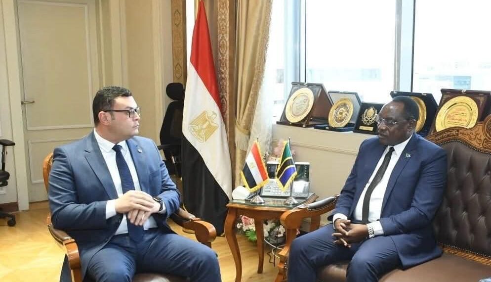 وزير الإسكان يستقبل السفير التنزاني لبحث تعزيز فرص ومجالات التعاون 