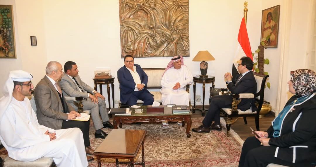 وزير الثقافة يعقد اجتماعًا موسعًا مع الهيئة العربية للمسرح 
