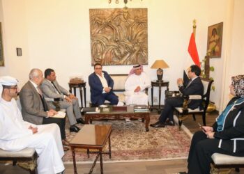 وزير الثقافة يعقد اجتماعًا موسعًا مع الهيئة العربية للمسرح 