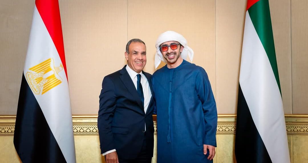 وزير الخارجية يعقد لقاءً مع نظيره الإماراتي