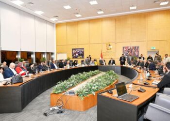 وزير الإسكان يعقد اجتماعه الدوري مع أعضاء البرلمان 