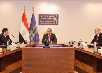 وزير الاتصالات يبحث تعزيز الشراكة مع فوداكوم وڤودافون بمجالات تكنولوجيا المعلومات