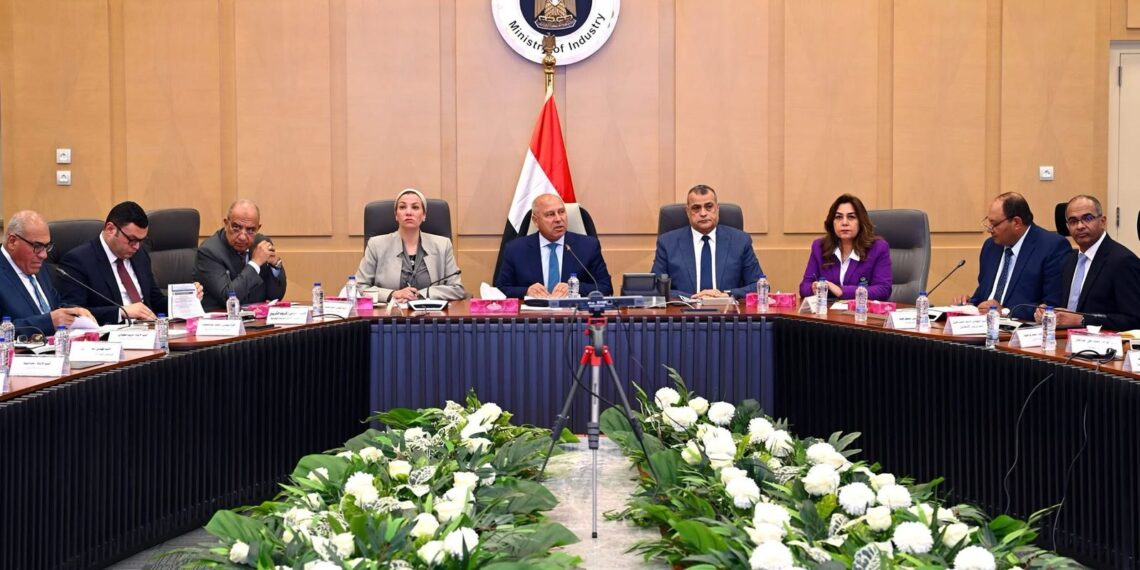 توجيهات بضخ استثمارات لاستغلال الباجاس في تصنيع الورق والأخشاب للحفاظ على البيئة 