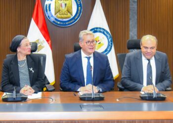 وزراء البترول والبيئة والطيران يبحثون التعاون في مشروع إنتاج وقود الطائرات المستدام 