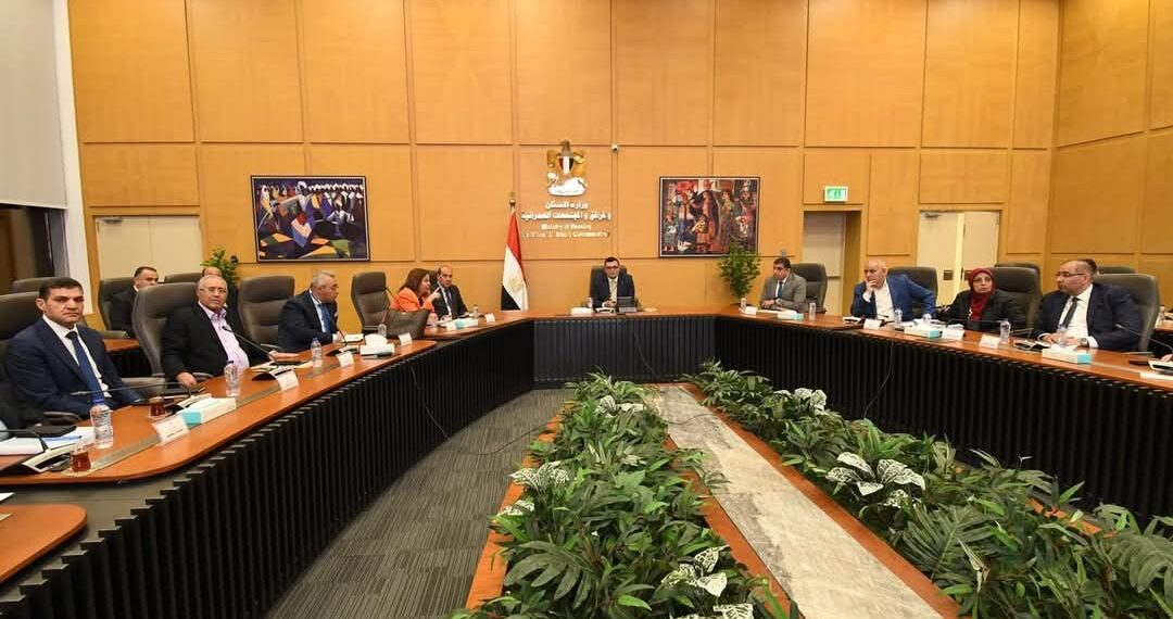 وزير الإسكان يتابع المشروعات السكنية بعددٍ من المحافظات والمدن الجديدة