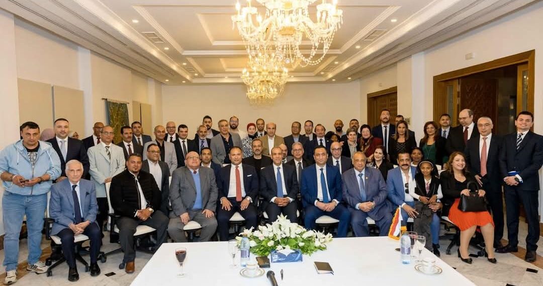 وزير الخارجية يلتقي مع عدد من ممثلي الجالية المصرية في تونس