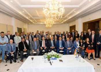 وزير الخارجية يلتقي مع عدد من ممثلي الجالية المصرية في تونس