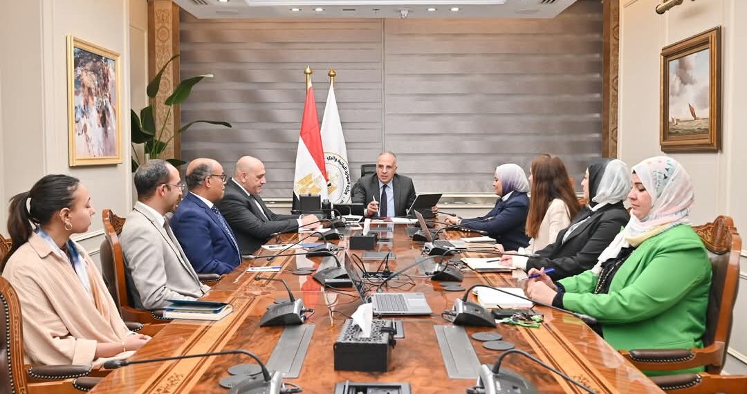 وزير الري يبحث مقترح إعداد عدد من الأفلام الوثائقية لتوثيق تاريخ الري في مصر