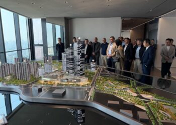 وزير الإسكان يتفقد منطقة الأعمال المركزية بمدينة «شنغهاي» الصينية