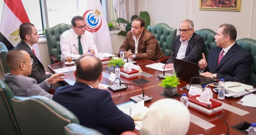 وزير الصحة يعقد اجتماعا لبحث آليات تطوير وحوكمة منظومة العلاج على نفقة الدولة