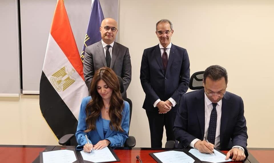 “الاتصالات” تتعاون مع “مايكروسوفت” لتدريب 100 ألف شاب وموظف على الذكاء الاصطناعى