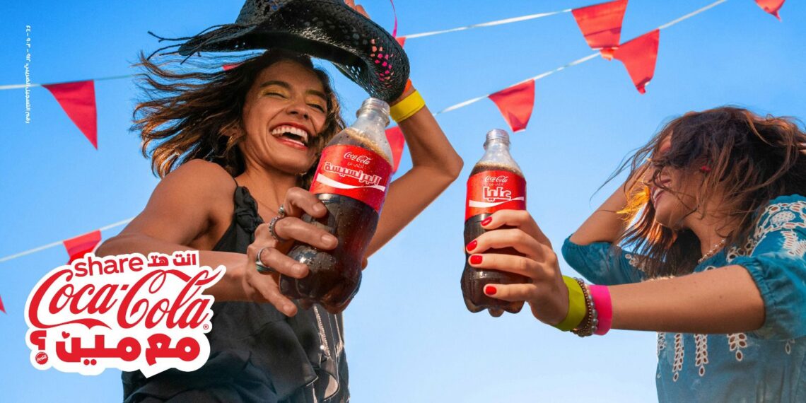 كوكاكولا تحتفل بإعادة إطلاق حملتها “كوكاكولا أحلى مع” بتوزيع مليون زجاجة تحمل أسماء المستهلكين