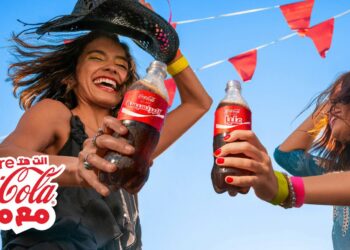 كوكاكولا تحتفل بإعادة إطلاق حملتها “كوكاكولا أحلى مع” بتوزيع مليون زجاجة تحمل أسماء المستهلكين