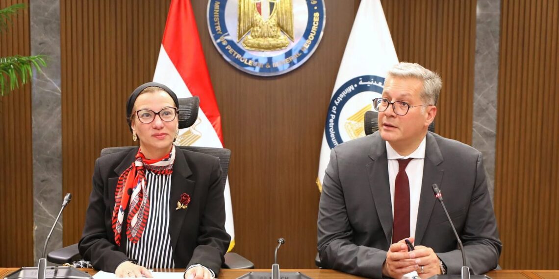 ” البترول” و”البيئة”يناقشان سبل خفض الانبعاثات الكربونية في مصر