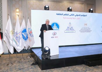 “عاشور” يؤكد أهمية البحث العلمي في مجالات الطاقة الجديدة والمتجددة