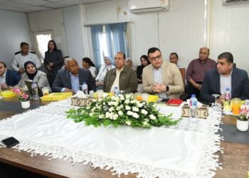 وزير الإسكان يعقد اجتماعًا مع الشركات العاملة بحدائق تلال الفسطاط