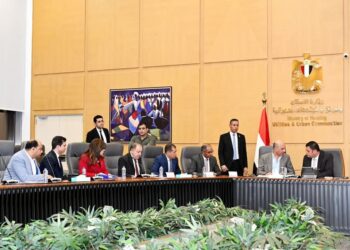 وزير الإسكان يعقد اجتماعه الدوري مع أعضاء البرلمان 