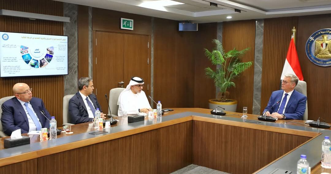 وزير البترول يبحث مع مجموعة موانئ أبو ظبي سبل تعزيز التعاون المشترك