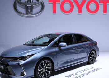 تويوتا تتوقع تراجع أرباحها 21% بسبب الرسوم الأمريكية وارتفاع الين