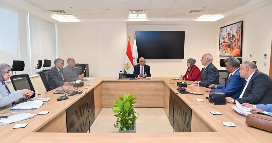 وزير الري يلتقي عددًا من أعضاء مجلسى النواب والشيوخ