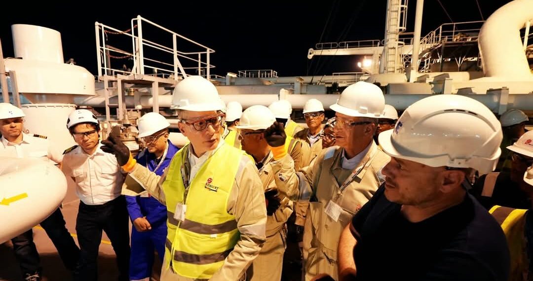وزير البترول يشهد وصول سفينة جديدة لإعادة تغييز الغاز الطبيعي المسال المستورد