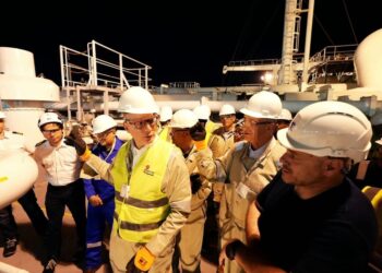 وزير البترول يشهد وصول سفينة جديدة لإعادة تغييز الغاز الطبيعي المسال المستورد