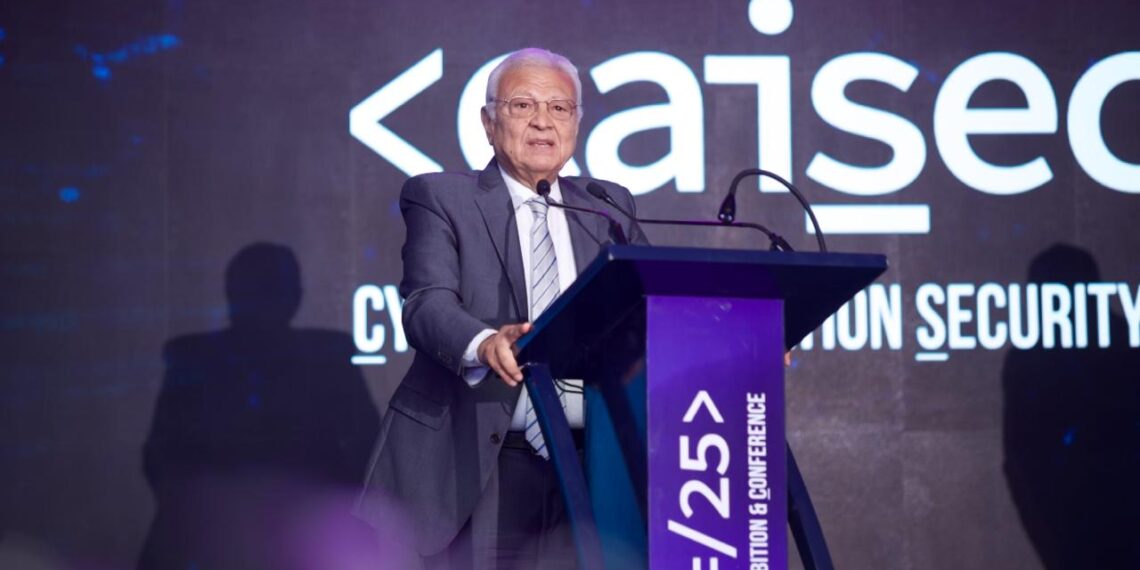 CAISEC’25 يكرم المهندس عاطف حلمي وزير الاتصالات وتكنولوجيا المعلومات الأسبق خلال فعالياته