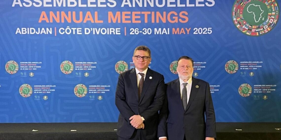 محافظ المركزي يهنئ خالد شريف لانتخابه مديرًا تنفيذيًا ببنك التنمية الإفريقي