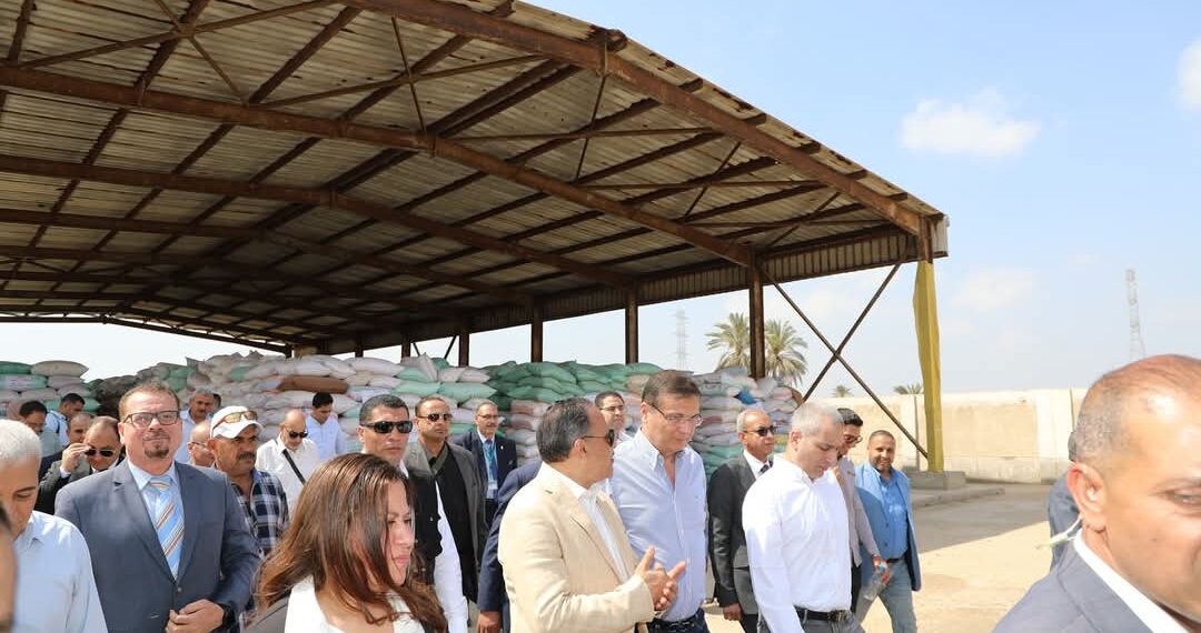 وزير الزراعة ومحافظ الشرقية ورئيس البنك الزراعي يتابعون أعمال توريد القمح بشونة العزيزية